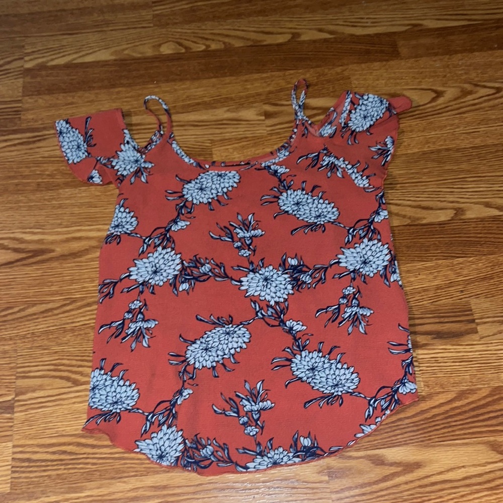 Discrete Cute short sleeve/tank top worn lightly